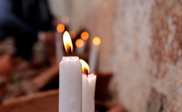 “Përshpirtje ndër varret e mohuara”, një ceremoni shpirtërore në Ish-Kampin e Përqëndrimit të Tepelenës