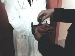 Prangat e diktaturës në duart e një doktori