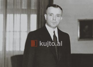 Në Tërbuf, ish-kryeministri Biçaku hante kallama kënete për të shuar urinë