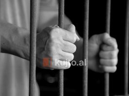 1977/Në burg se nuk ngriti dolli për partinë dhe diktatorin